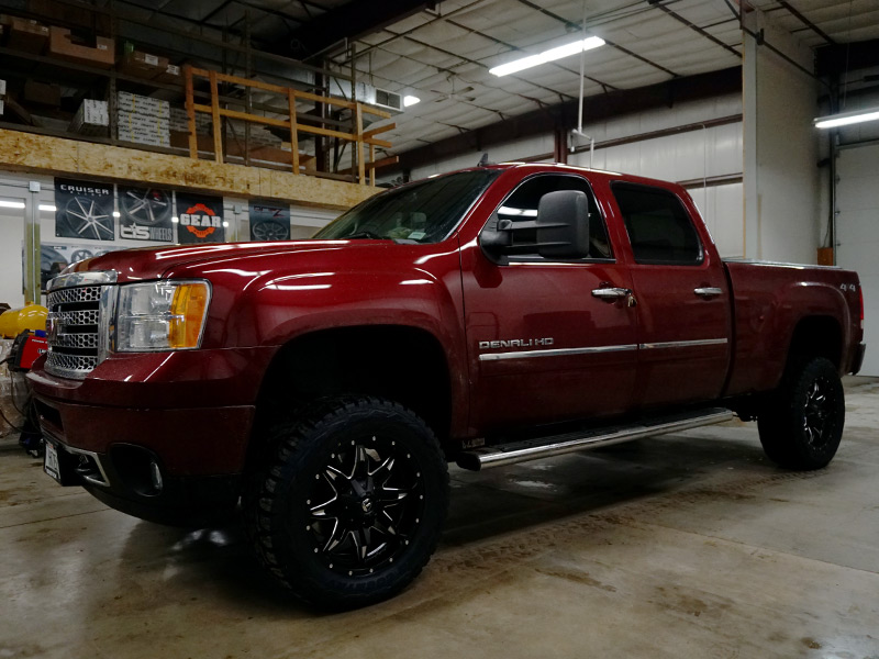 2013 Gmc 2500 Hd With 3.5 Inch Lift Kit Fuel Offroad Lethal D567 20x9 +01 Offset 20 By 9 Inch Wide Wheel Toyo Open Country 305 55r20 Tires 