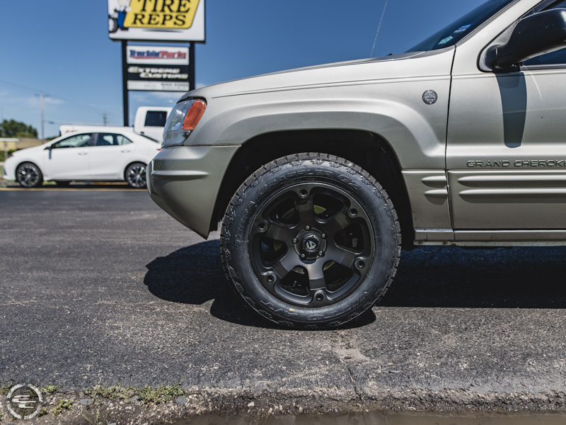 2004 Jeep Grand Cherokee 18x9 Fuel Offroad Wheels 255/55R18 Nitto Tires