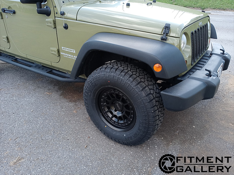 2013 Jeep Wrangler 17x8.5 KMC Wheels 285/70R17 Kenda Tires