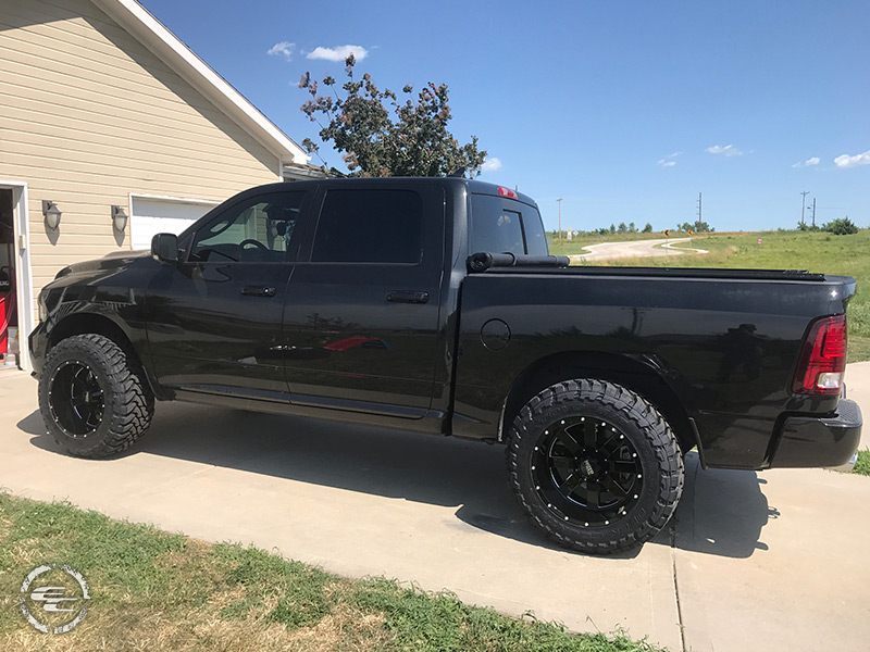 2015 Ram 1500 With 2 5 Inch Rough Country Leveling Kit Moto Metal 962 Mo962b 20x12 44 Offset 20 By 12 Inch Wide Wheel Toyo Open Country Mt 35x12 5r20 Tire 