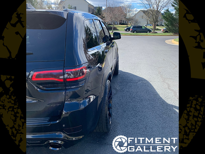 2017 Jeep Grand Cherokee - 22x10.5 Savini Wheels 305/35R22
