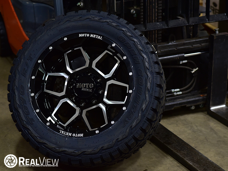 RealView of Moto Metal MO981 Gloss Black W/ Machined Face - 20x10 