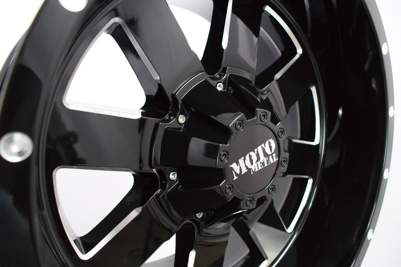 RealView of Moto Metal MO962 Gloss Black W/ Milled Accents - 18x10 